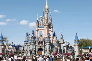 PwC annule le voyage à Disney World pour les stagiaires d&rsquo;été américains
