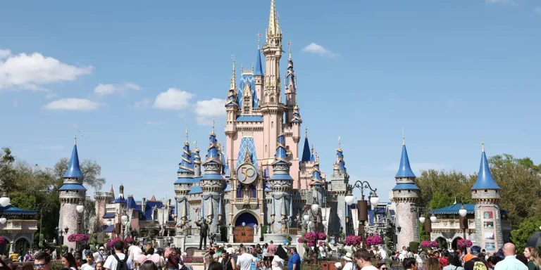 PwC annule le voyage à Disney World pour les stagiaires d'été américains
