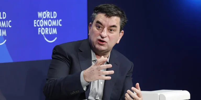 Un ancien investisseur de Bridgewater lève des fonds pour sa startup d'IA
