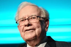 Warren Buffett fête ses 96 ans après une année énorme : départ du PDG, Alphabet, dons