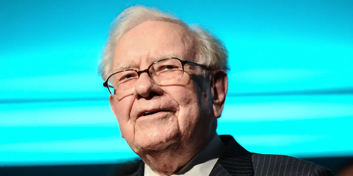 Warren Buffett fête ses 96 ans après une année énorme : départ du PDG, Alphabet, dons