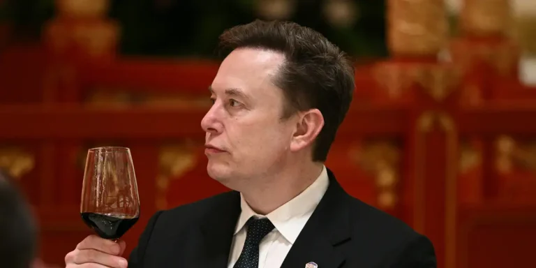 Elon Musk dit qu'il vit dans une caravane tout en supervisant les plans XAI

