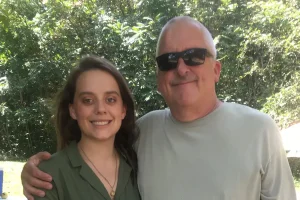 A vécu avec ses parents pendant ses études de droit ; J&rsquo;ai déménagé mais ça me manque