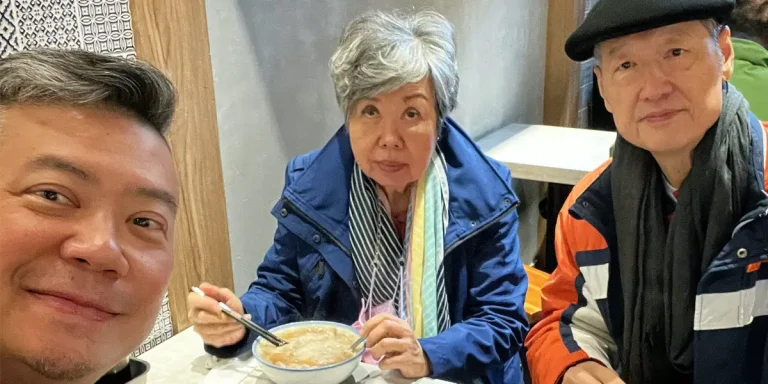 Après plus de 20 ans à Los Angeles, il a déménagé à Taiwan pour prendre soin de ses parents vieillissants
