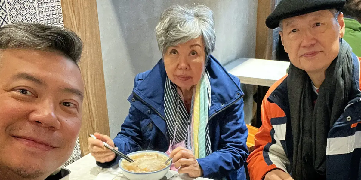 Après plus de 20 ans à Los Angeles, il a déménagé à Taiwan pour prendre soin de ses parents vieillissants