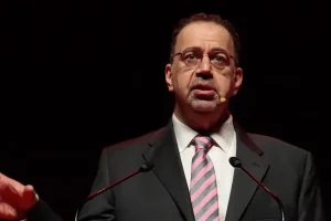 Daron Acemoglu, économiste lauréat du prix Nobel, soutient l&rsquo;impôt californien sur les milliardaires