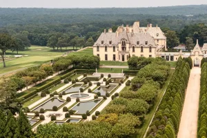 Découvrez l&rsquo;intérieur du château d&rsquo;Oheka, un domaine de 127 pièces destiné aux enchères