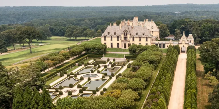 Découvrez l'intérieur du château d'Oheka, un domaine de 127 pièces destiné aux enchères
