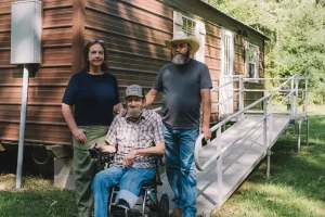 Ils ont construit de minuscules maisons pour leurs parents, mais n&rsquo;avaient pas les moyens de s&rsquo;offrir des maisons de retraite