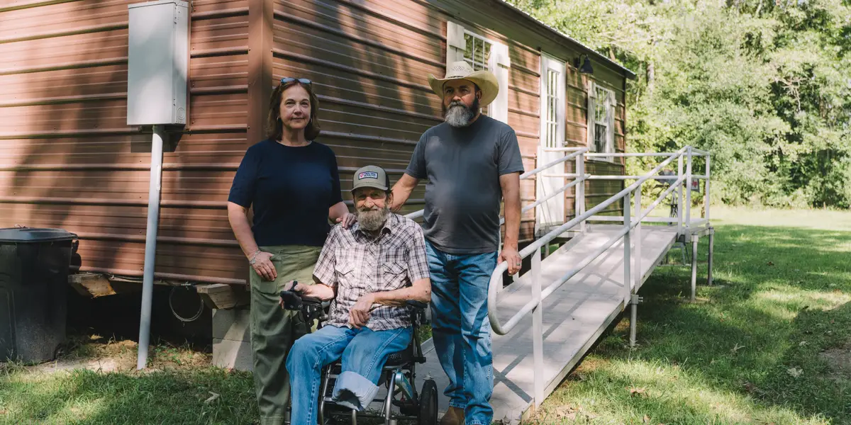 Ils ont construit de minuscules maisons pour leurs parents, mais n'avaient pas les moyens de s'offrir des maisons de retraite