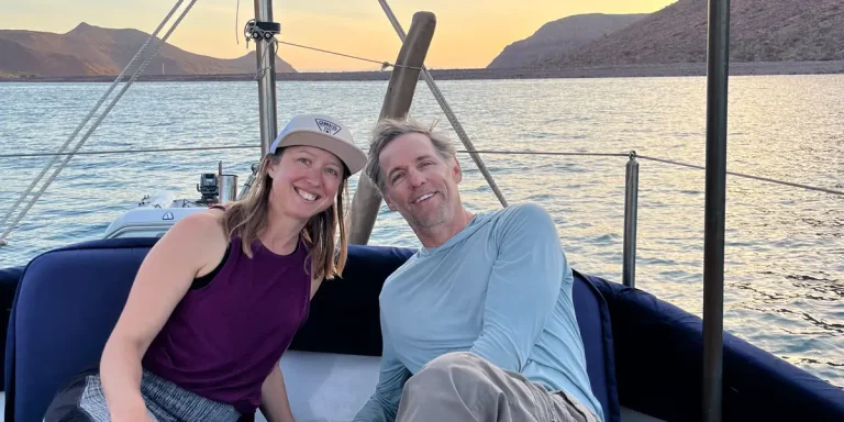 Nous vivons entre une camionnette et un bateau depuis 10 ans : ça vaut vraiment le coup
