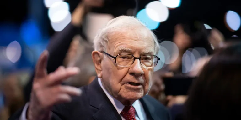 Warren Buffett quitte son poste de président de Berkshire Hathaway
