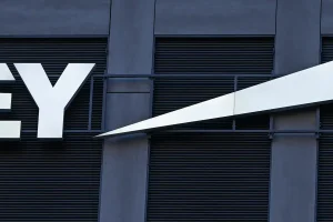 EY recrute près de 10 000 personnes dans le monde alors que son activité IA est en plein essor