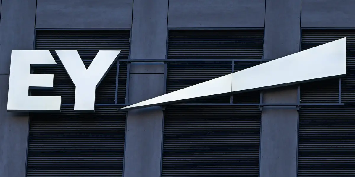 EY recrute près de 10 000 personnes dans le monde alors que son activité IA est en plein essor