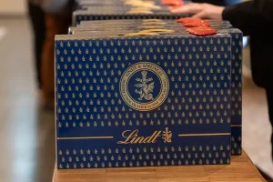 Le Weird Flex des investisseurs suisses est une mallette bleue remplie de chocolat