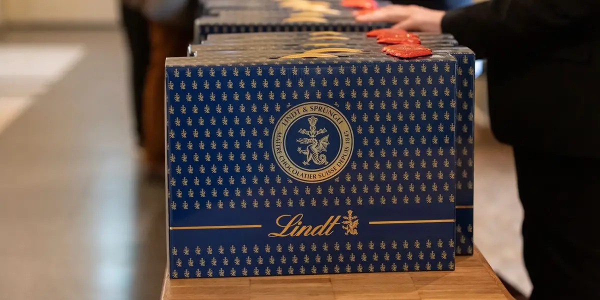 Le Weird Flex des investisseurs suisses est une mallette bleue remplie de chocolat