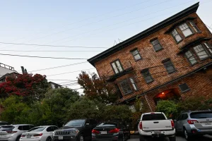Le marché immobilier américain penche en faveur des acheteurs, mais les taux hypothécaires élevés mordent