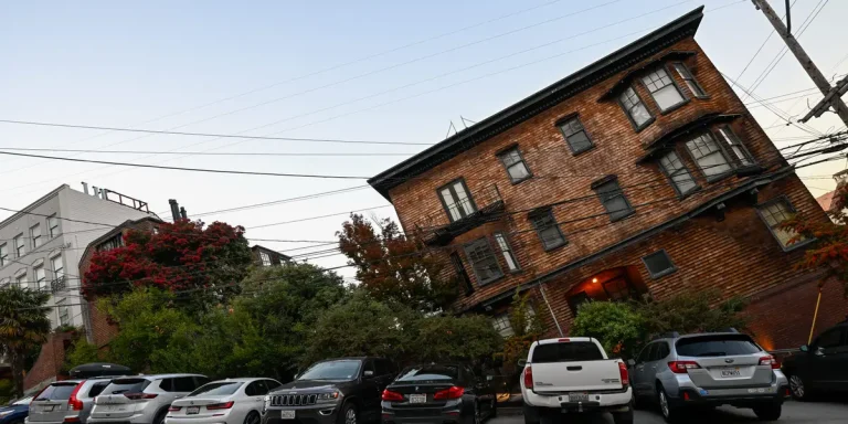 Le marché immobilier américain penche en faveur des acheteurs, mais les taux hypothécaires élevés mordent
