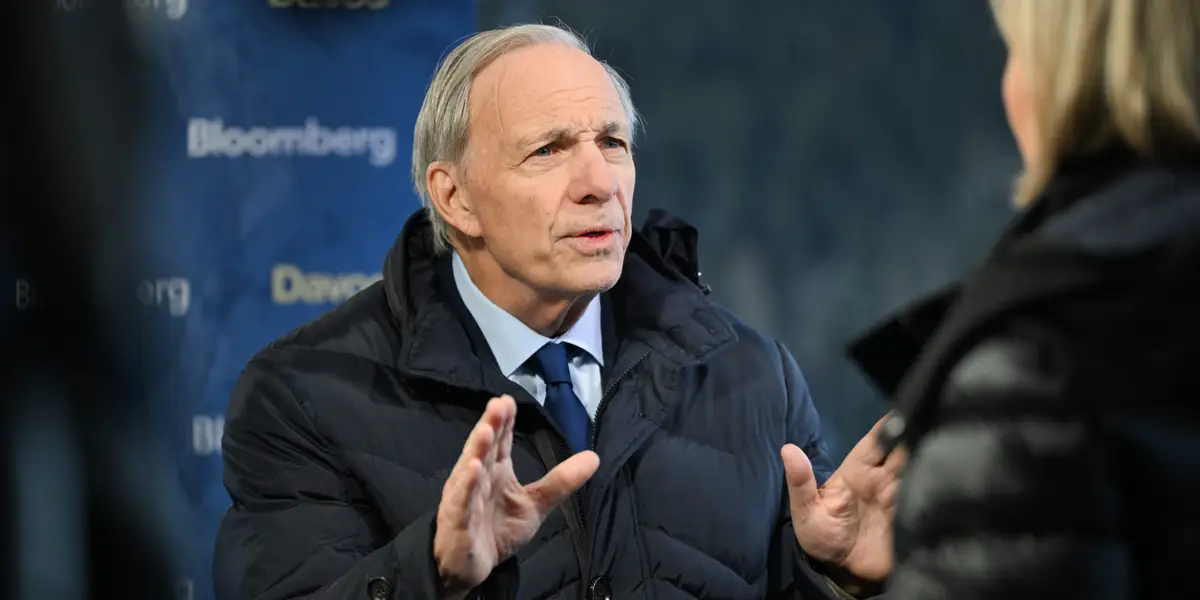 Ray Dalio est à court de dettes, gros sur l'or alors que les taux d'intérêt augmentent